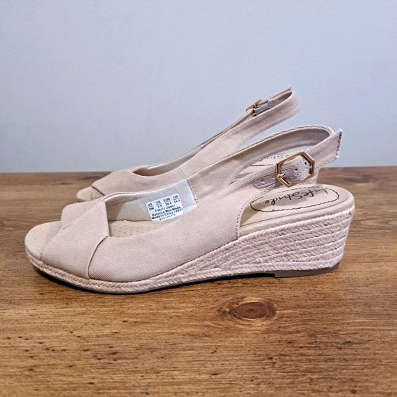 Life Stride Sandals Women's 8W Beige Canvas Fabric Wedge Heel NWOT - Picture 4 of 14
